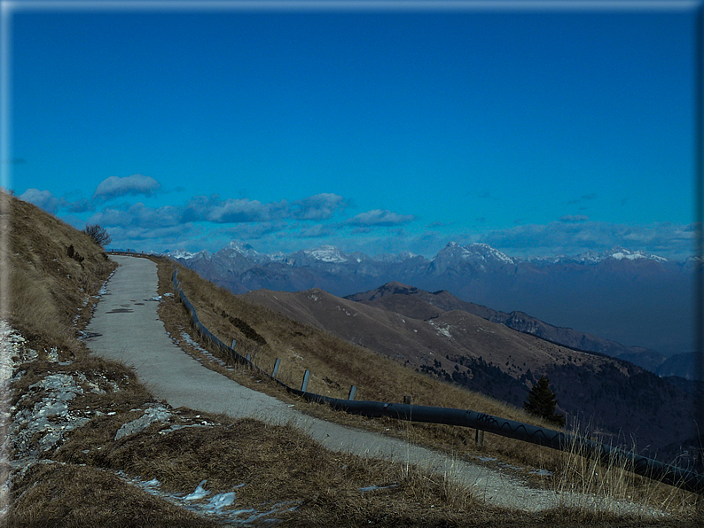 foto Salita dal Monte Tomba a Cima Grappa